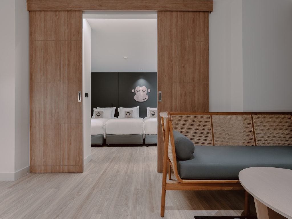 GORILLA POD SUITE WITH BATH POD