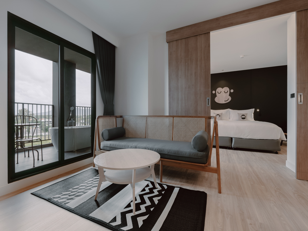 CHIMPANZEE POD SUITE WITH BATH POD